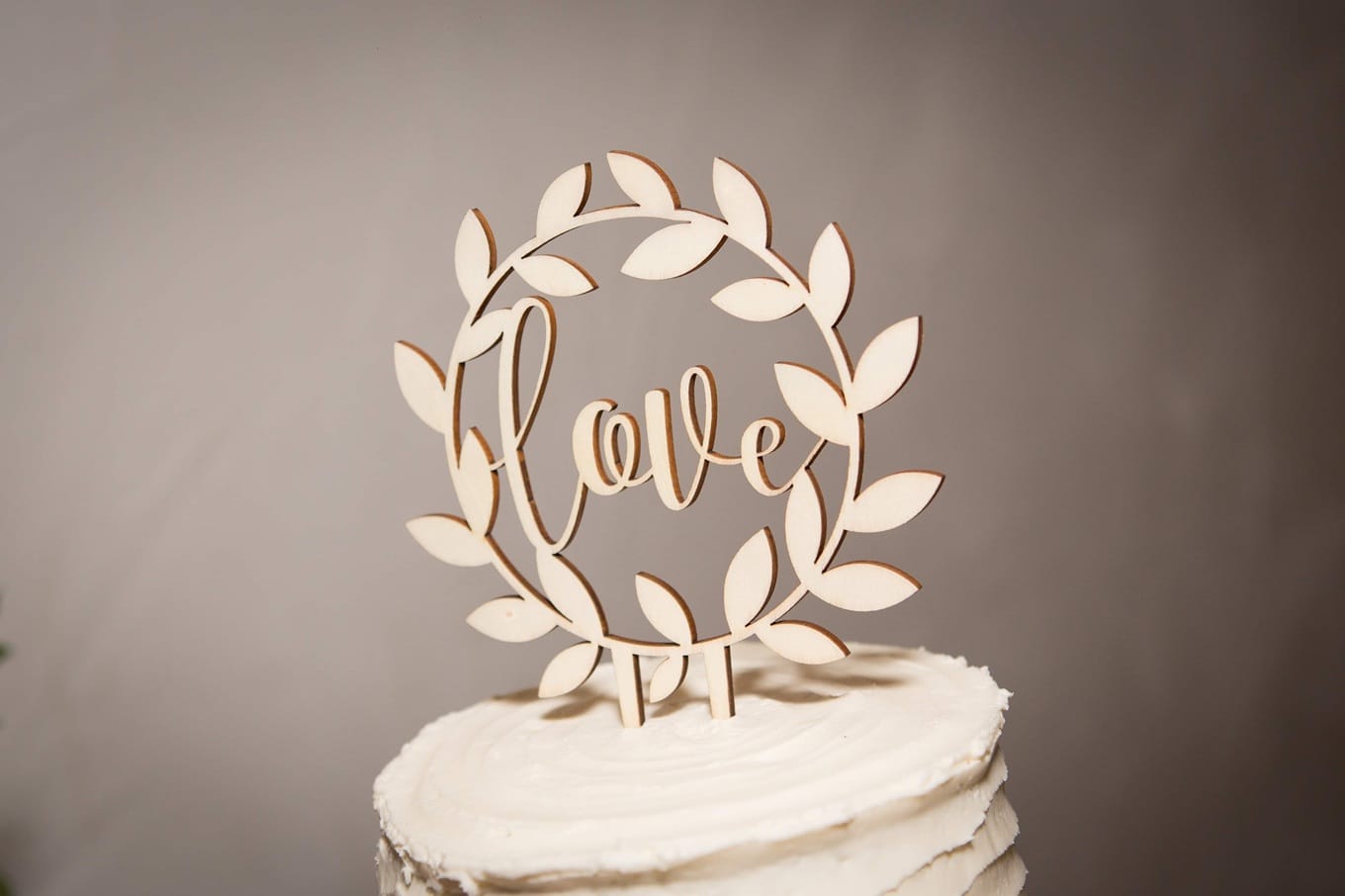 Drewniane tablice okolicznościowe w dekoracjach świątecznych - praktyczne porady